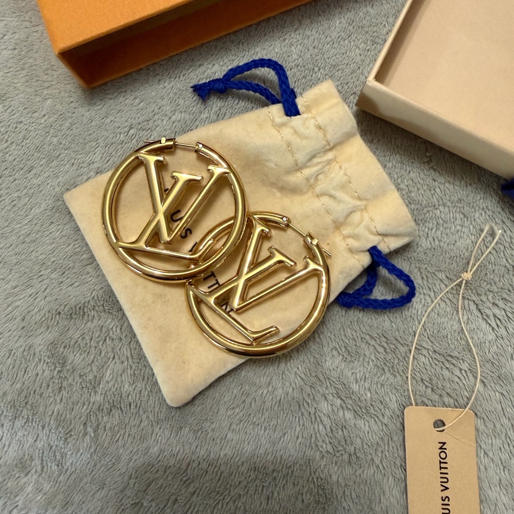 🆕 Price firm Louis Vuitton Gold Logo Hoop Earrings new in box - Picture 7 of 7